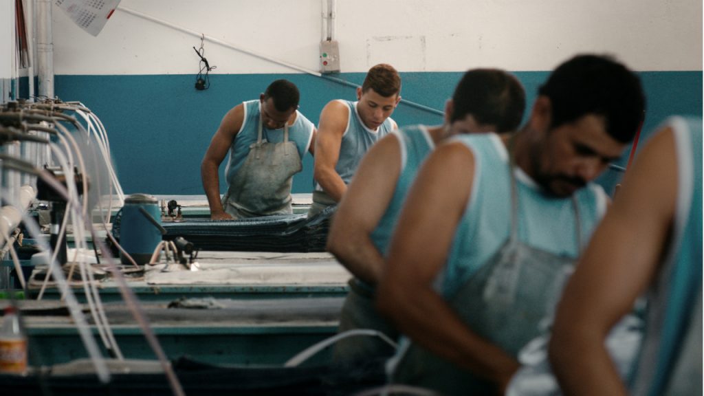 A produção de jeans na cidade de Toritama é constante e quase sem fim.