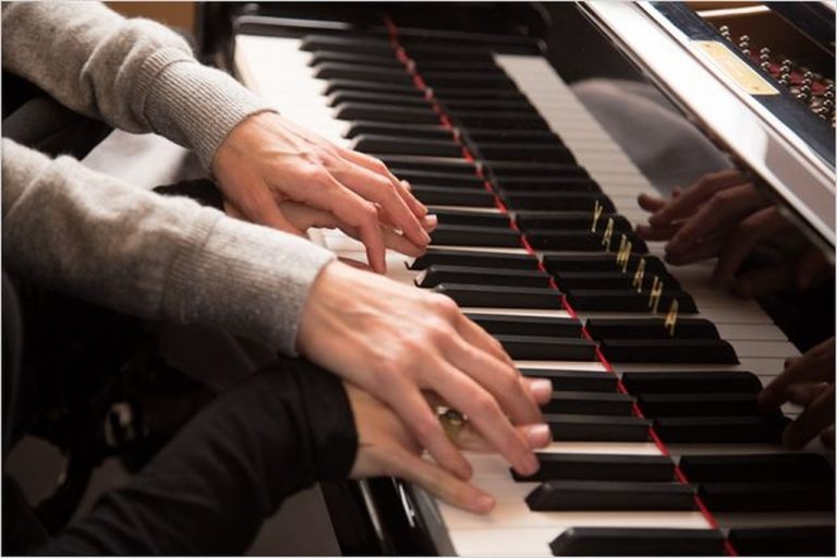 Mãos tocando um piano