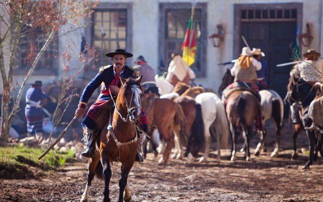 Homens montados em cavalos