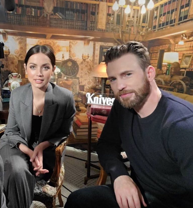 Ana de Armas e Chris Evans no set de Knives Out