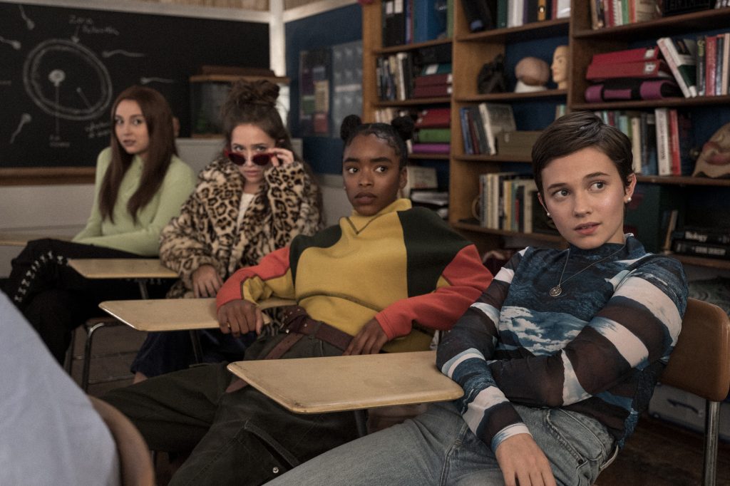   Lourdes (Zoey Luna)  Frankie (Gideon Adlon)  Tabby (Lovie Simone) and Lily (Cailee Spaeny) na sala de aula.