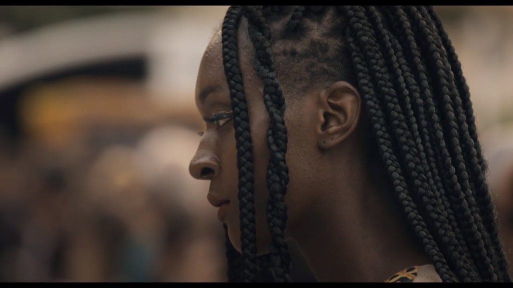 Close em uma modelo negra no documentário Favela É Moda