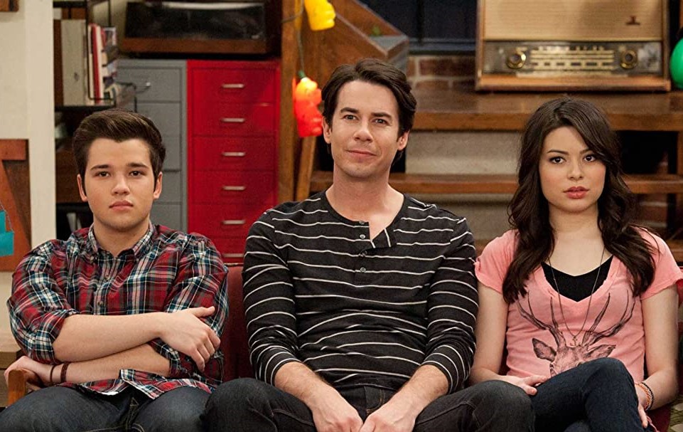 Carly, Freddie e Spencer no sofá