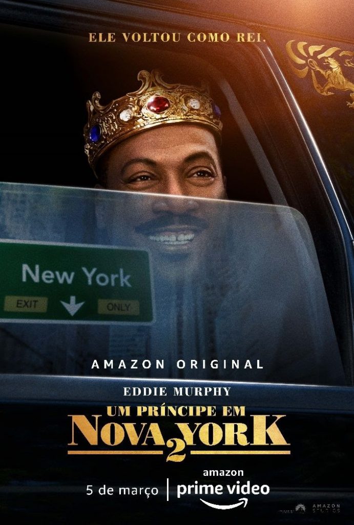 A imagem mostra o ator Eddie Murphy no cartaz do novo filme da Amazon Prime Video, Um Príncipe em Nova York 2.