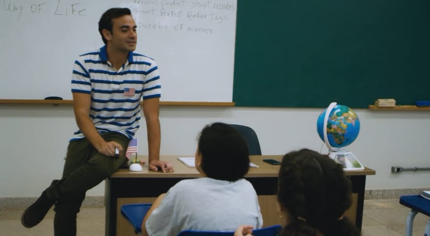Professor dando aula aos seus alunos na sala de aula 