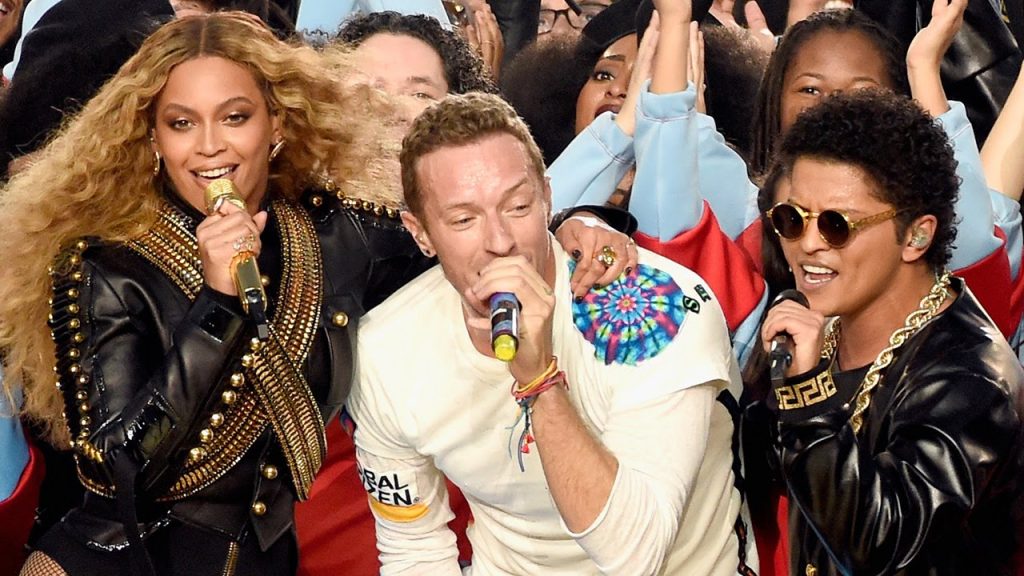 Halftime Show de 2016-Celebração da 50º edição do SuperBowl, com Beyoncé, Coldplay e Bruno Mars( da esquerda para direita)