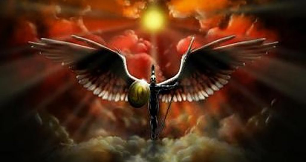 Anjo com lança e escudo, com as asas abertas descendo dos céus, sendo iluminado pelo sol