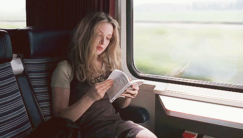Menina lendo no ônibus