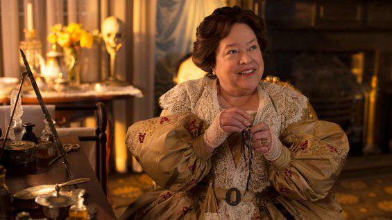 Kathy Bates como Delphine LaLaurie em AHS Coven