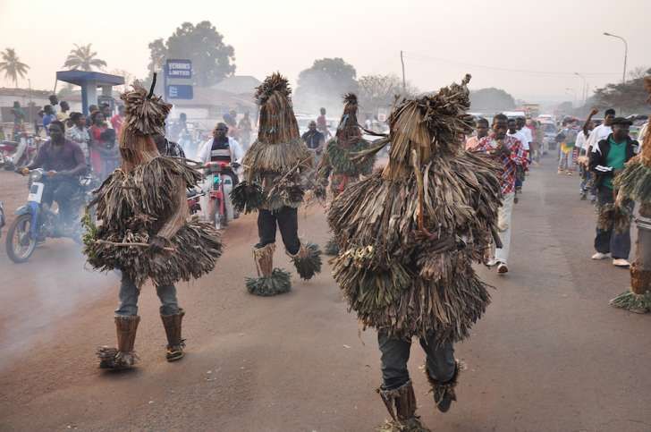 Igbos vestidos de odos para o festival