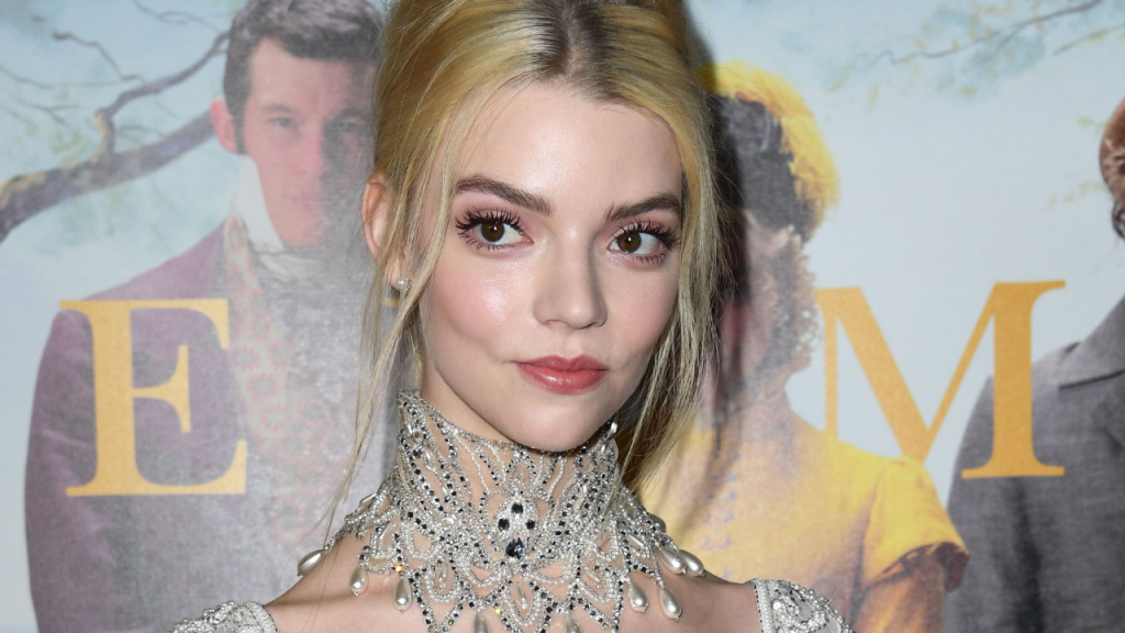 Anya Taylor-Joy em cerimônia de gala.