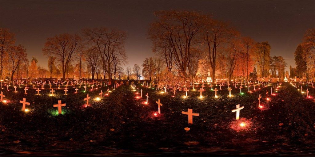 Velas coloridas enfeitando o cemitério