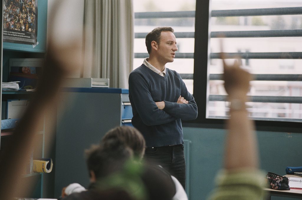 Professor dando aula, cena do filme entre os muros da escola, disponível na Supo Mungam