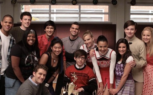 Elenco de Glee na primeira temporada olhando em linha reta