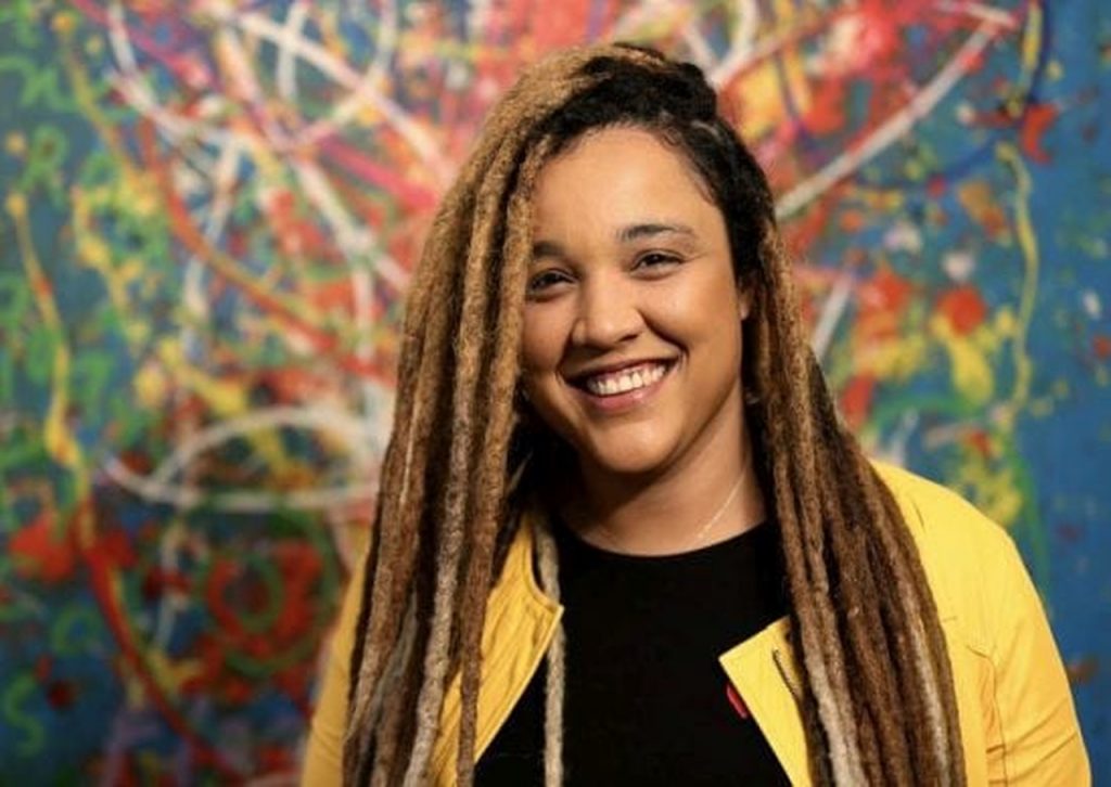 Mulher sorrindo com Dreadlocks