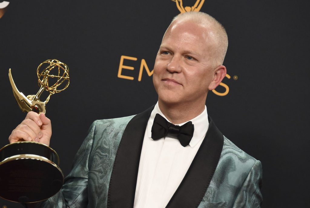 Ryan Murphy, criador de American Horror Story, incluindo Murder House, segurando um Emmy. 