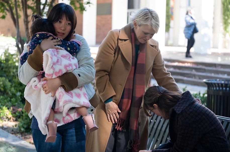 Bebe Chow segurando a filha de Linda no colo