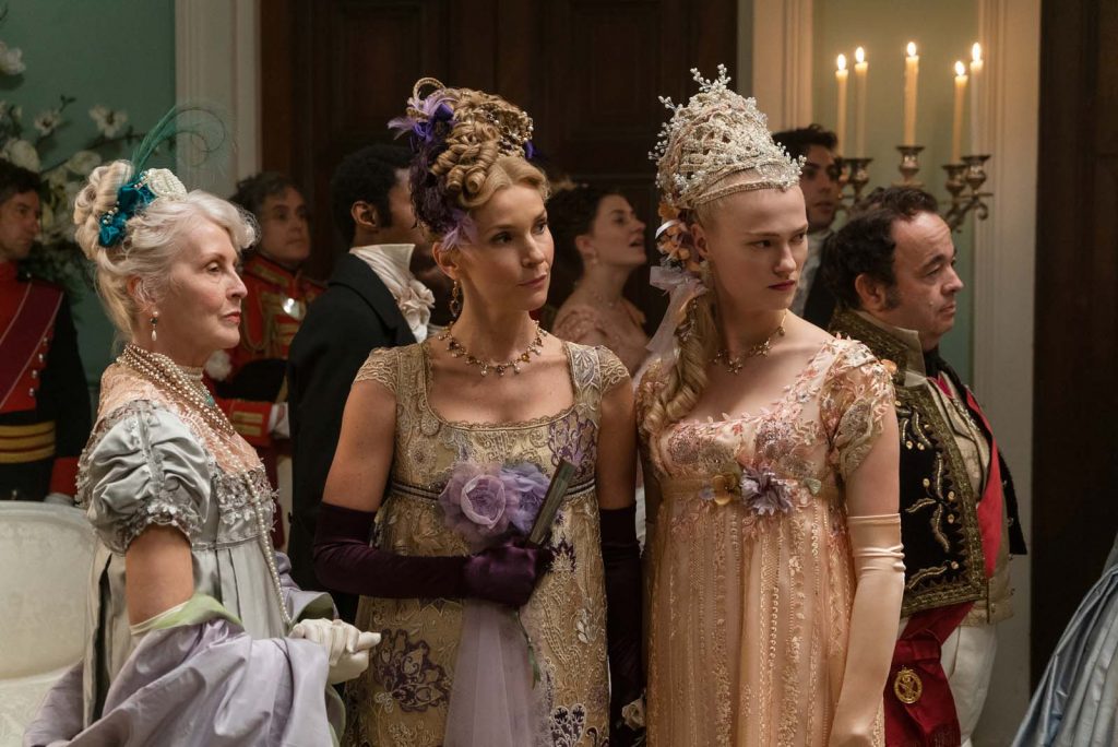 A foto mostra As personagens Lady Cowper (Joana Bobin) e Cressida Cowper (Jessica Madsen) da série Bridgerton da Netflix