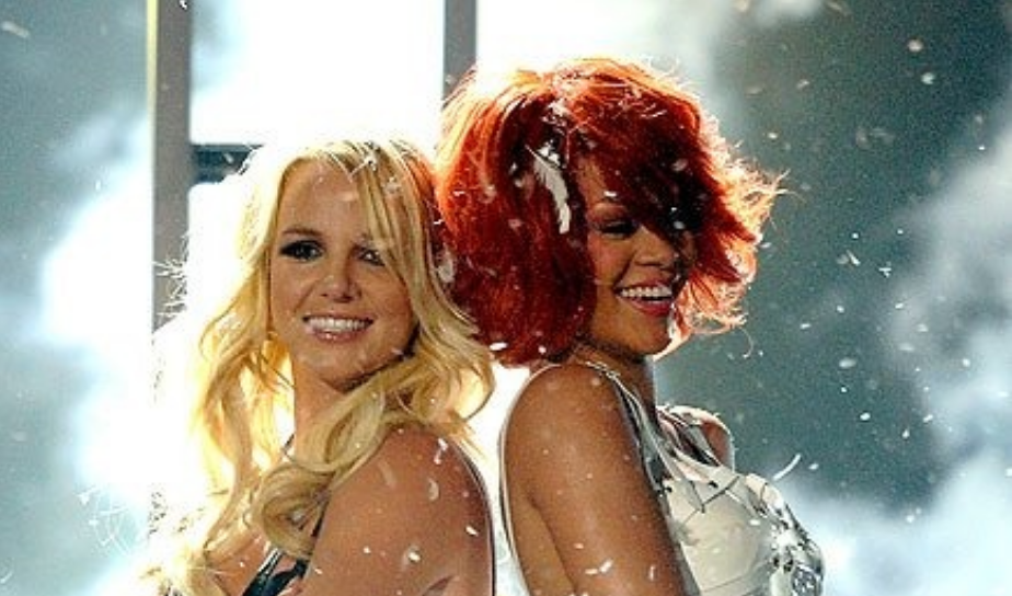 Britney Spears e Rihanna sorrindo ombro a ombro