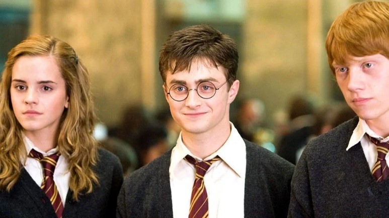 A foto mostra os atores Emma Watson, Daniel Radcliffe e Rupert Grint caracterizados de seus personagens na franquia Harry  Potter.