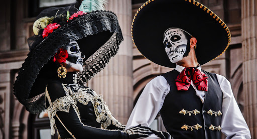 casal fantasiado de caveiras mexicanas