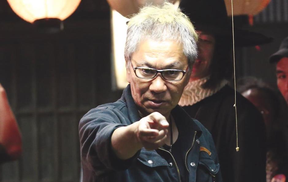 O diretor Takashi Miike dirigindo um dos seus filmes.