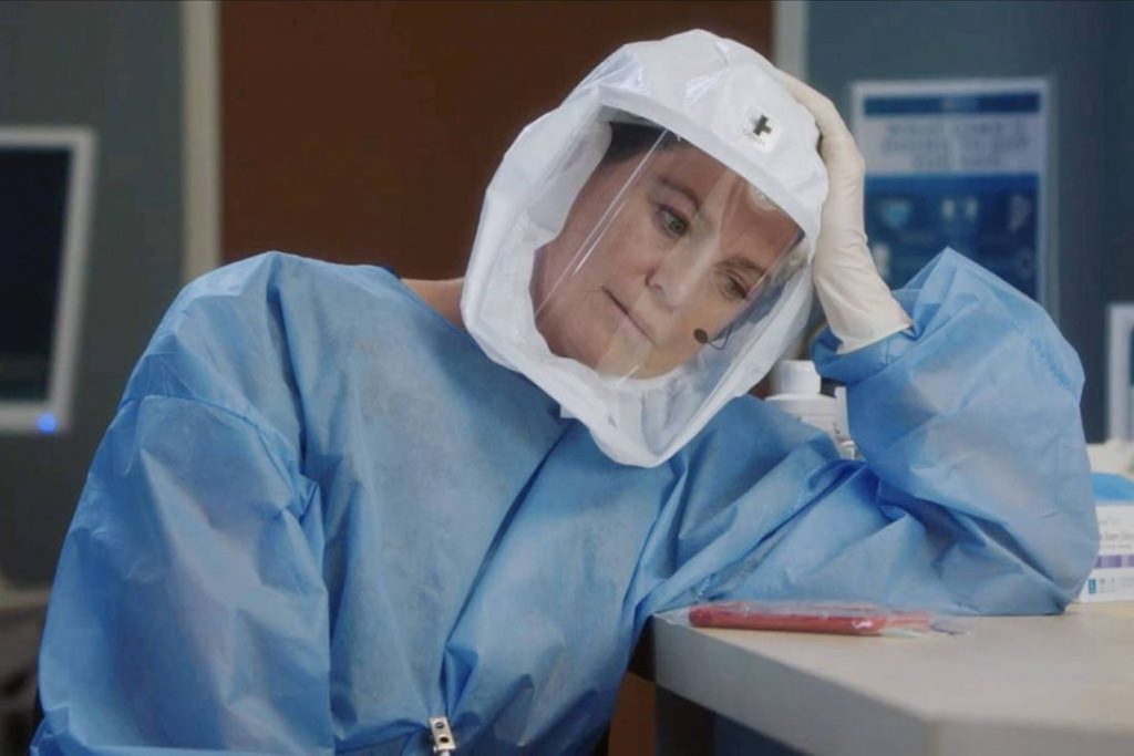 Meredith usando roupa de proteção contra a infecção em Greys Anatomy