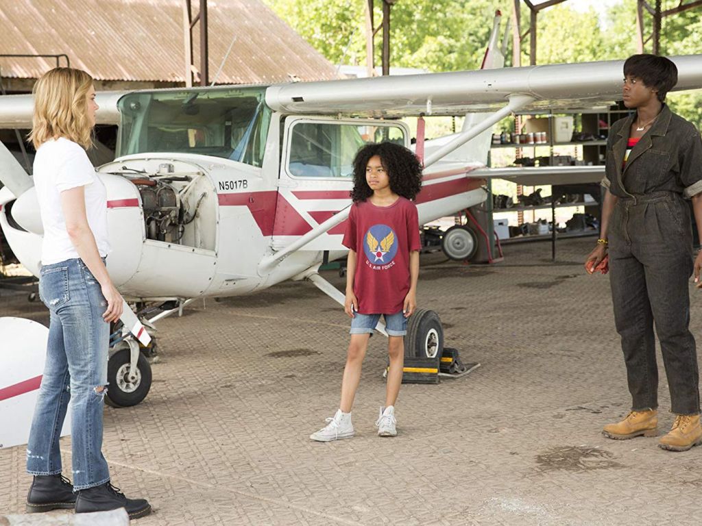 Zawe Ashton em cena como uma militar