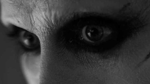 A foto em preto e branco mostra os olhos do ator Jared Leto caracterizado como o personagem Coringa no filme Liga da Justiça de Zack Snyder. 