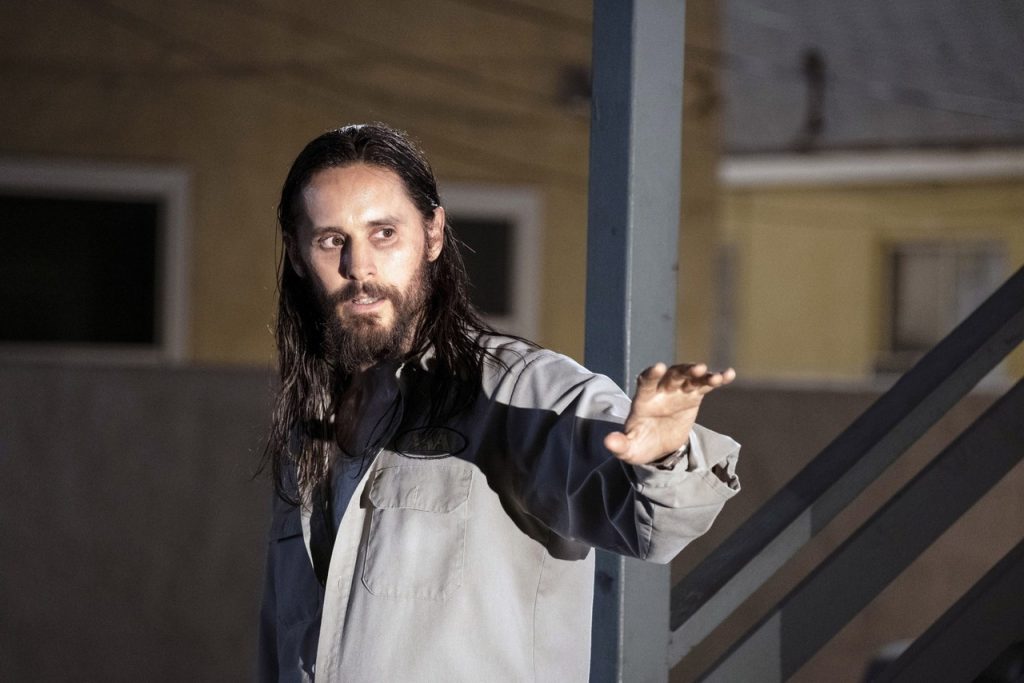 Jared Leto com aparência emagrecida e grandes olheiras em cena do filme