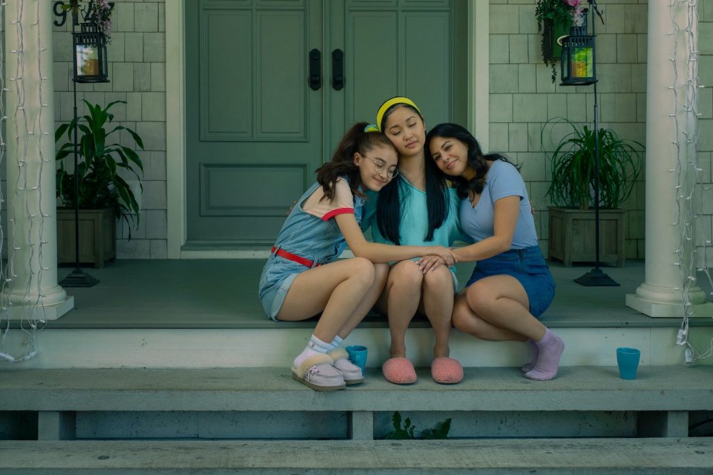 Lara Jean, Kitty e Margot em Para Todos os Garotos: Agora e Para Sempre.