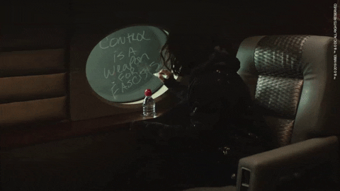 Personagem escreve mensagem em janela do avião em cena de Doom Patrol