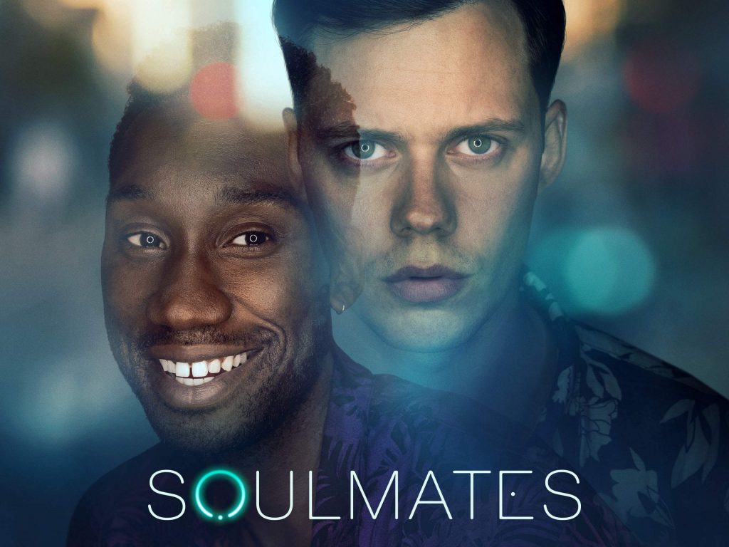 A foto mostra os atores Lamorne Morris e Bill Skarsgard na foto promocional da série Soulmates.