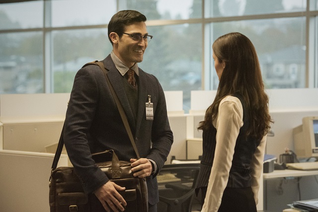 A foto mostra o ator Tyler Hoechlin caracterizado de Clark Kent  ao lado de Elizabeth Tulloch de Lois Lane na nova série da CW Superman e Lois Lane