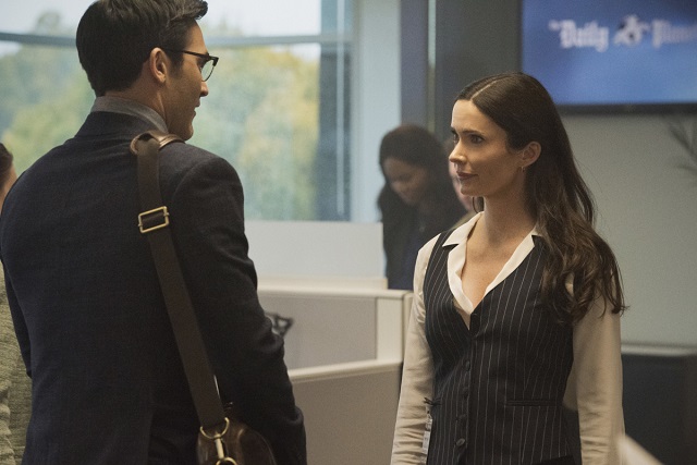 A foto mostra o ator Tyler Hoechlin caracterizado de Clark Kent  ao lado de Elizabeth Tulloch de Lois Lane na nova série da CW Superman e Lois Lane