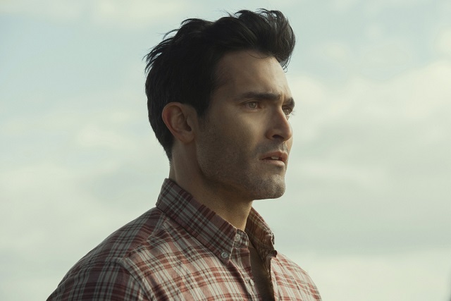 A foto mostra o ator Tyler Hoechlin caracterizado de Clark Kent   na nova série da CW Superman e Lois Lane