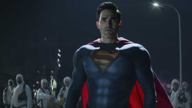 A foto mostra o ator Tyler Hoechlin caracterizado de Superman na nova série da CW Superman e Lois Lane