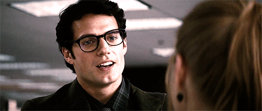 Clark Kent conversando com Lois Lane.