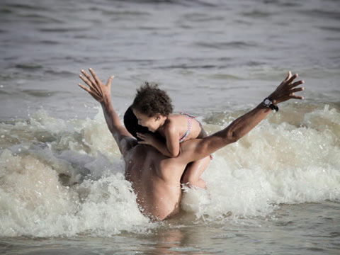 Pai, e filho na praia Otageek