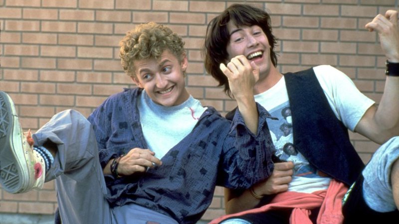 Bill e Ted fazendo a guitarra no ar em Bill e Ted, uma aventura fantástica - Otageek