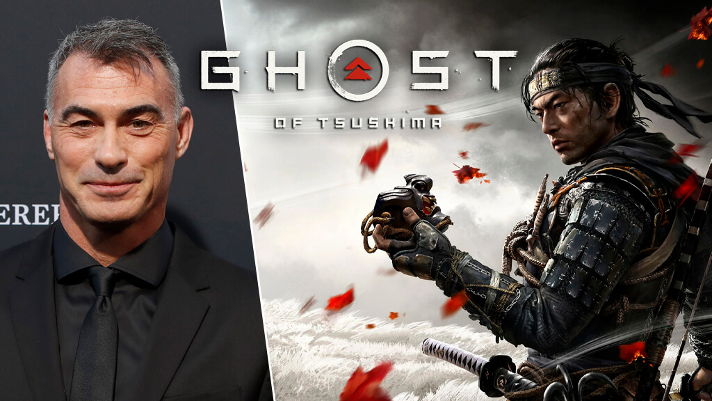 Chad Stahelski ao lado de poster de Ghost of Tsushima