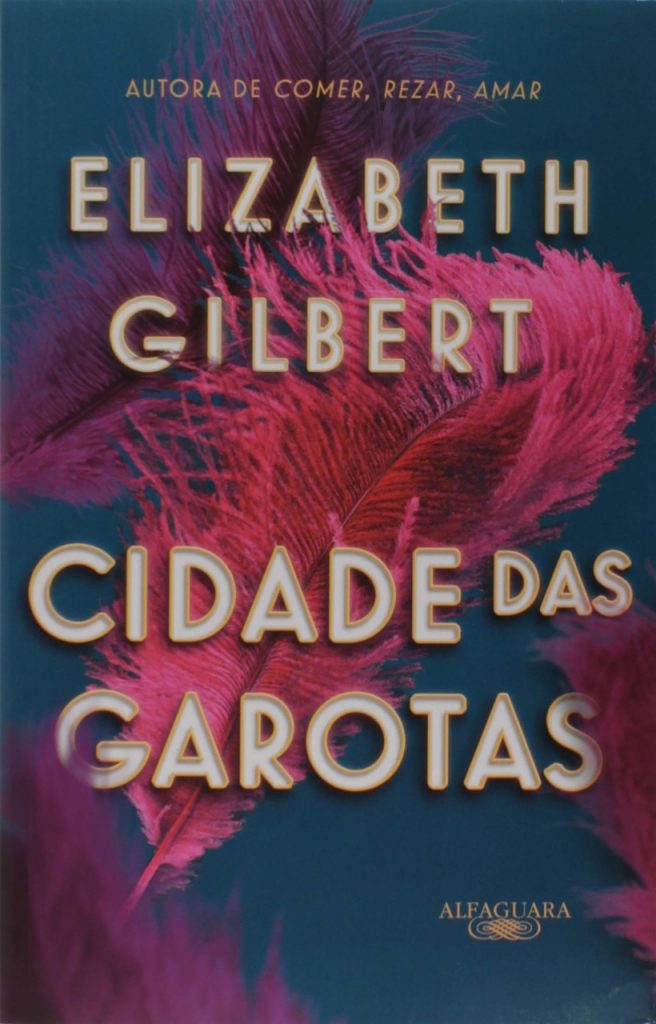 Capa do livro Cidade das Garotas, um fundo azul com penas coloridas de rosa que lembra adereços usados no teatro. Otageek. 