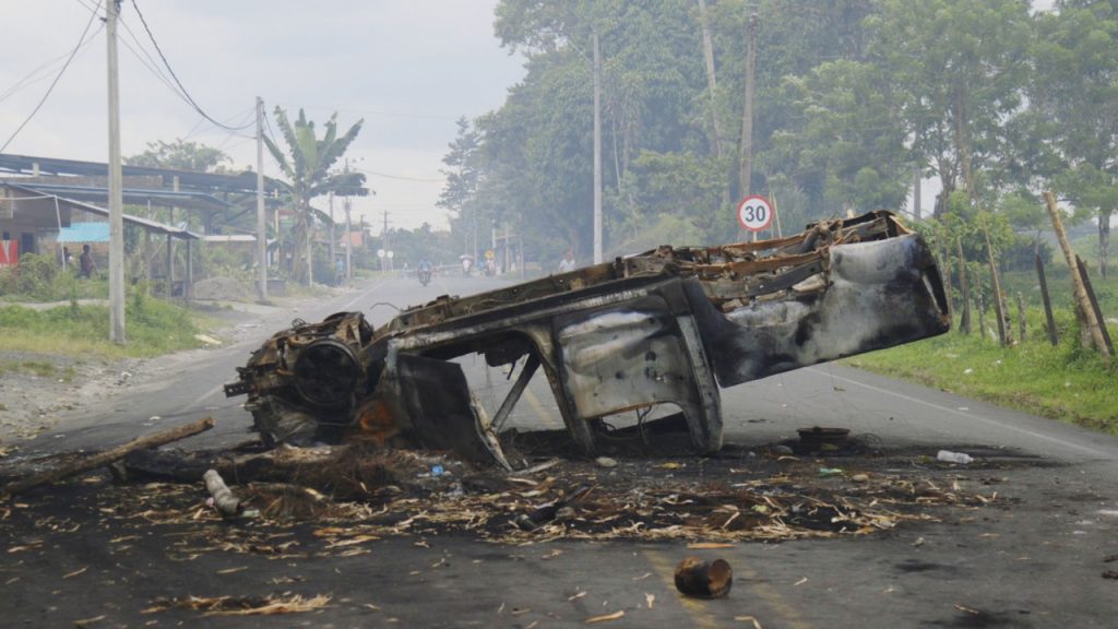 Cidade de Tumaco -Carro queimado, e capotado, no meio da estrada Otageek