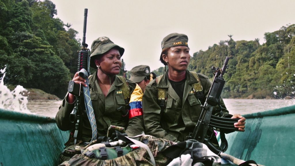 Mulheres das FARC em um barco