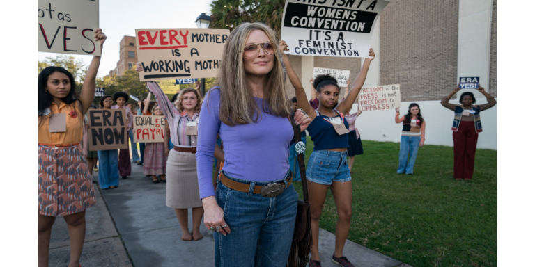 Um protesto das mulheres, a maioria com cartazes de palavras de ordem femininas