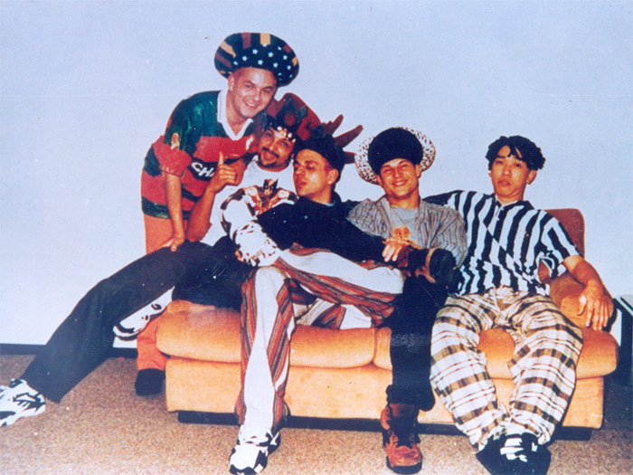 Júlio, Sérgio, Samuel, Dinho e Bento sentados em um sofá. Mamonas Assassinas - Otageek