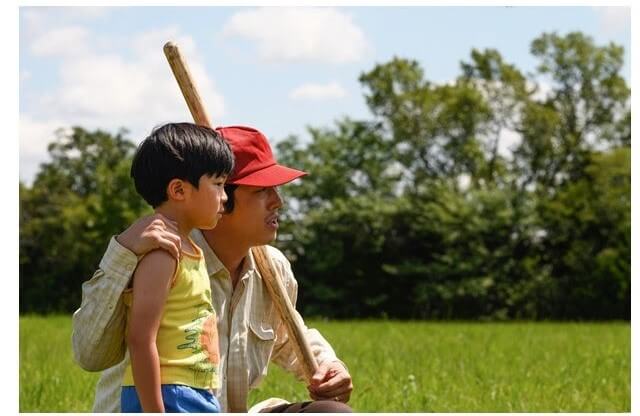 O protagonista Jacob Yi, vivido por Steven Yeun, com seu filho no filme Minari - Em Busca da Felicidade. 