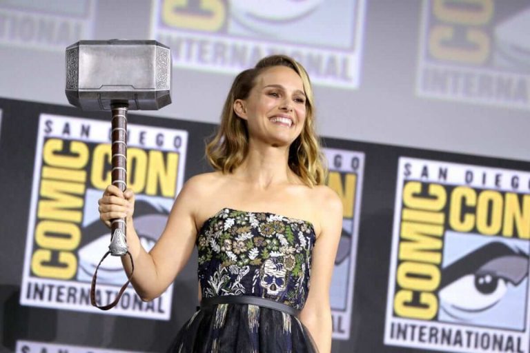 Natalie Portman na Comic Con 2019 segurando o martelo de Thor