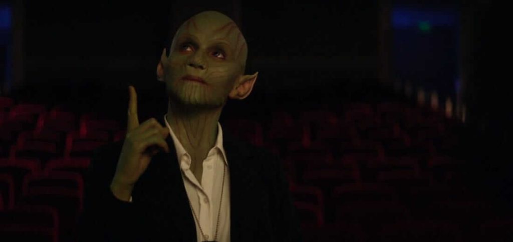 Skrull, um ser humanoide verde, apontando para cima em reposta à pergunta de Monica, o que poderia levar a Invasão Secreta.