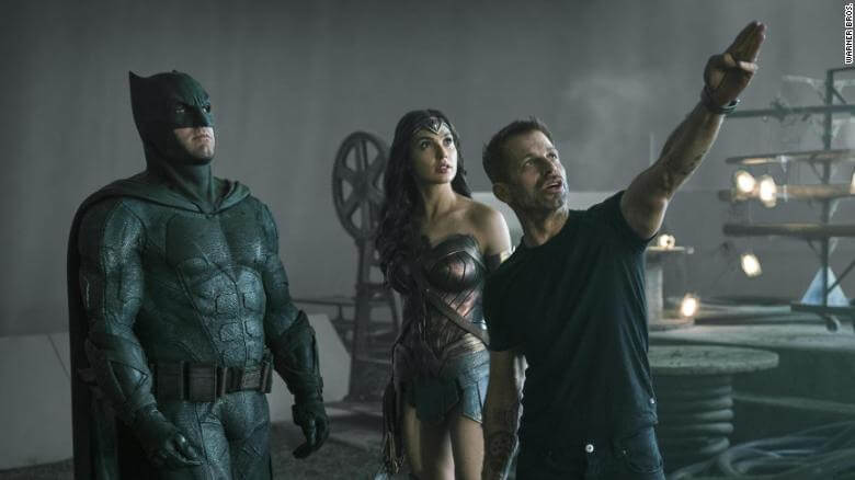 Zack Snyder dirigindo uma cena de Liga da Justiça